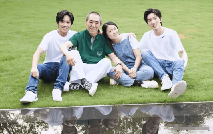 74歲張藝謀家族合照!幸福密碼何在?大女兒和洋女婿站C位,背後故事耐人尋味