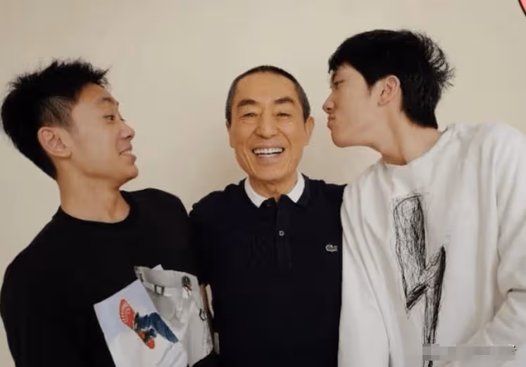 74歲張藝謀家族合照!幸福密碼何在?大女兒和洋女婿站C位,背後故事耐人尋味