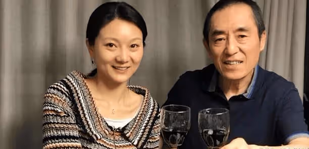 74歲張藝謀家族合照!幸福密碼何在?大女兒和洋女婿站C位,背後故事耐人尋味