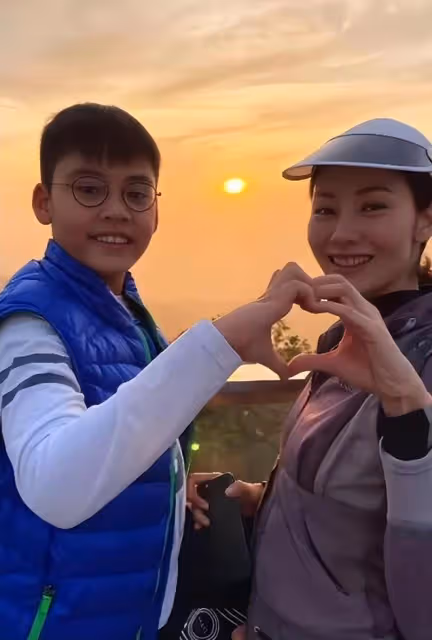 李嘉欣陪千億身家兒子過母親節,私人飛機曝光,許建彤變帥了