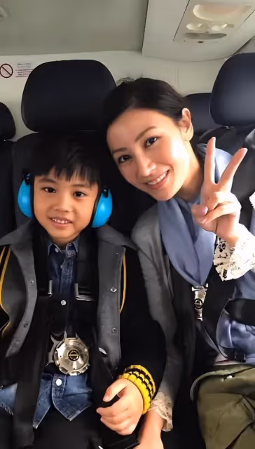 李嘉欣陪千億身家兒子過母親節,私人飛機曝光,許建彤變帥了