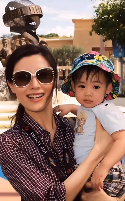 李嘉欣陪千億身家兒子過母親節,私人飛機曝光,許建彤變帥了