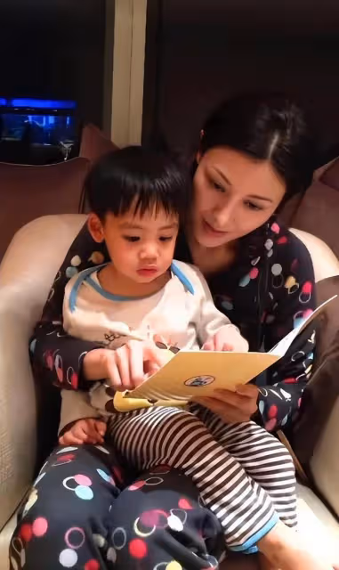 李嘉欣陪千億身家兒子過母親節,私人飛機曝光,許建彤變帥了