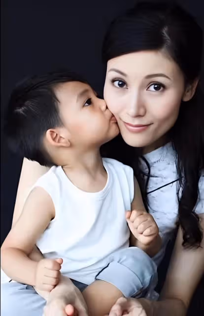 李嘉欣陪千億身家兒子過母親節,私人飛機曝光,許建彤變帥了