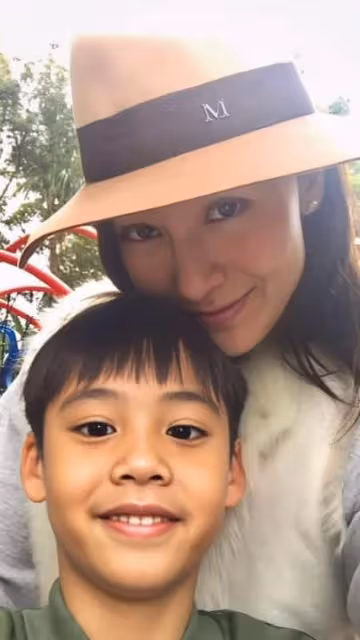 李嘉欣陪千億身家兒子過母親節,私人飛機曝光,許建彤變帥了