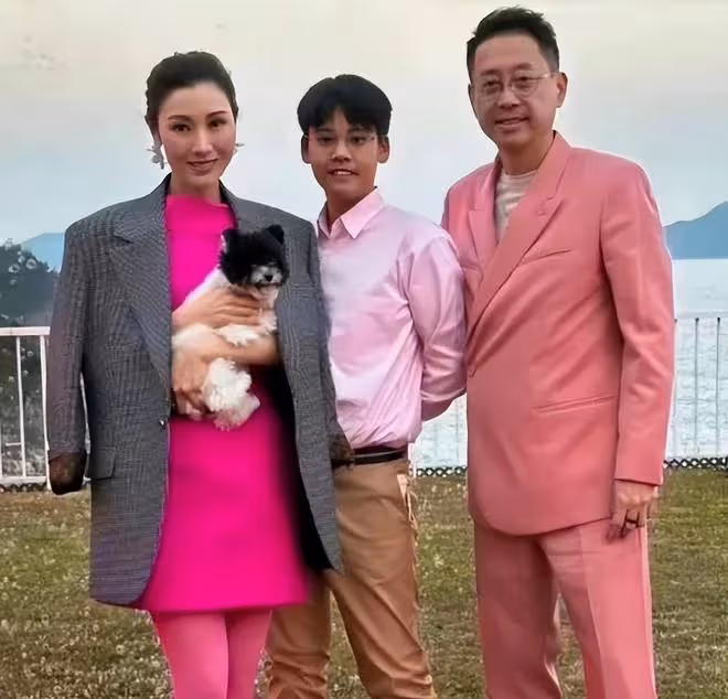 李嘉欣陪千億身家兒子過母親節,私人飛機曝光,許建彤變帥了