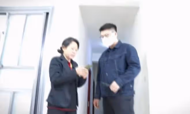 丈夫經常家暴妻子,高壓鍋都打變形,一場車禍殘疾後跪求妻子原諒