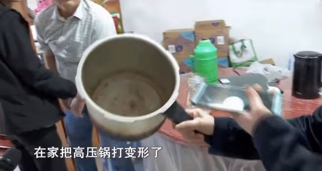 丈夫經常家暴妻子,高壓鍋都打變形,一場車禍殘疾後跪求妻子原諒