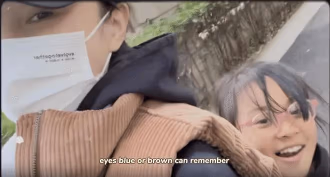 李小璐只顧著自己!甜馨頭髮凌亂變「土氣小妞」,見人害羞得躲藏