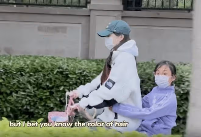 李小璐只顧著自己!甜馨頭髮凌亂變「土氣小妞」,見人害羞得躲藏