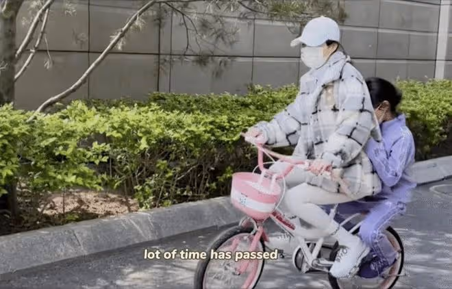 李小璐只顧著自己!甜馨頭髮凌亂變「土氣小妞」,見人害羞得躲藏