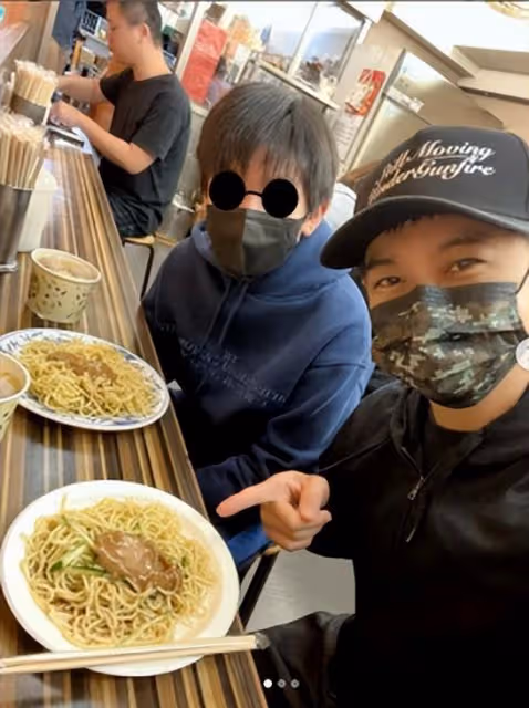 Kimi久違亮相長高不少!和爸爸同框兩人像兄弟,穿衛衣自帶時尚范