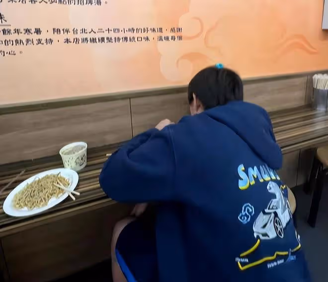 Kimi久違亮相長高不少!和爸爸同框兩人像兄弟,穿衛衣自帶時尚范