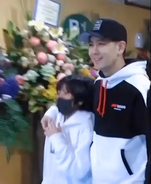 Kimi久違亮相長高不少!和爸爸同框兩人像兄弟,穿衛衣自帶時尚范