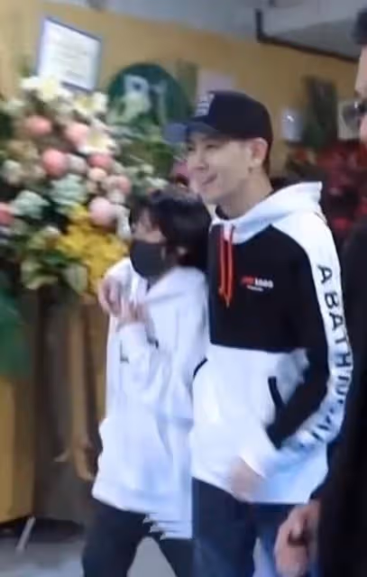 Kimi久違亮相長高不少!和爸爸同框兩人像兄弟,穿衛衣自帶時尚范