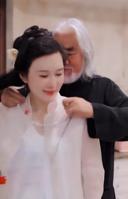 71歲張紀中首度曝光離婚協議!忙與前妻撇清關係,同框嬌妻像父女