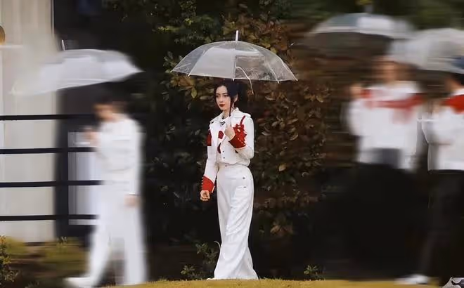 baby出遊罕見被網友偶遇！與神秘男子穿情侶鞋，瘦了得像個竹竿