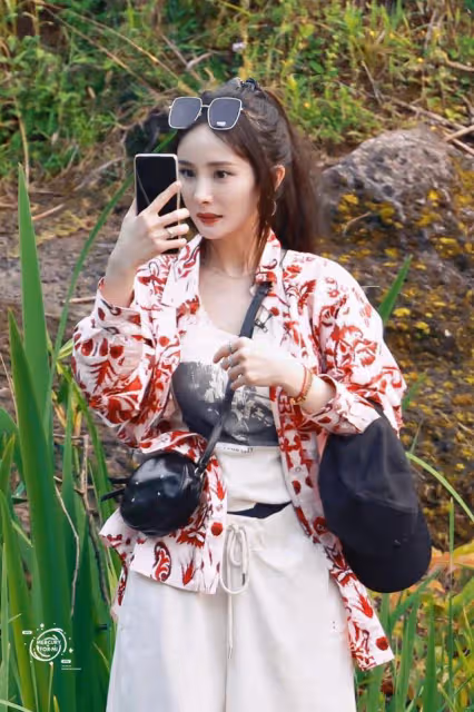 楊冪打扮美了也愛臭美！大路上照鏡子照不停，穿搭風格再度大爆火