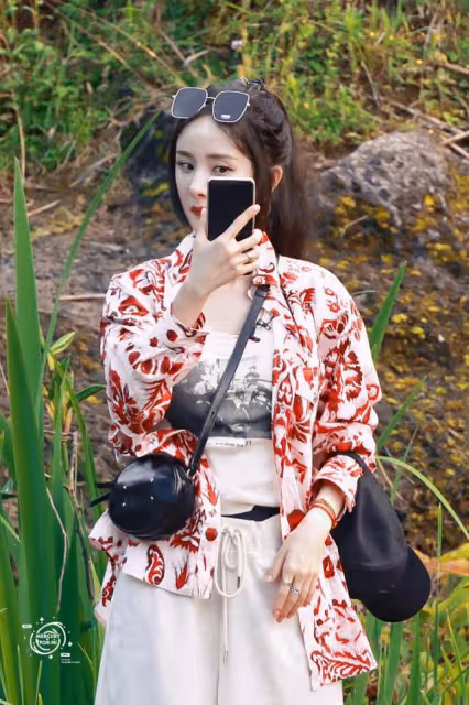 楊冪打扮美了也愛臭美！大路上照鏡子照不停，穿搭風格再度大爆火