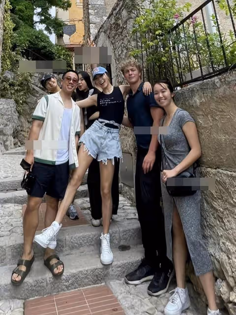 谷愛凌與金髮帥哥出遊太養眼!穿短褲秀九頭身比例,超模範十足
