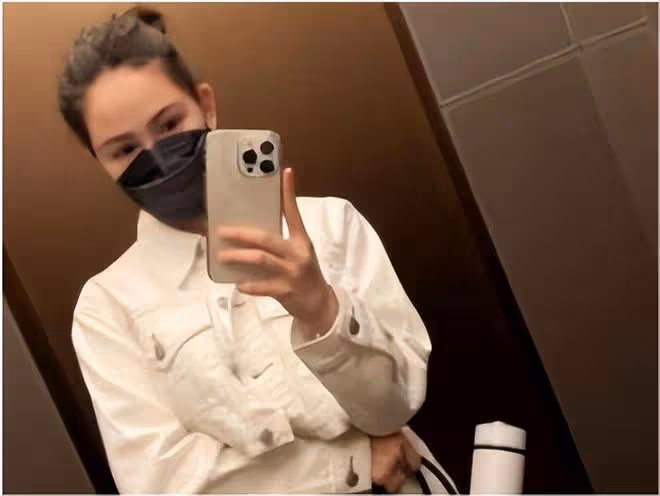 昆凌三胎後首曬照!穿牛仔套裝身材窈窕纖細,對鏡頭自拍也超愛美