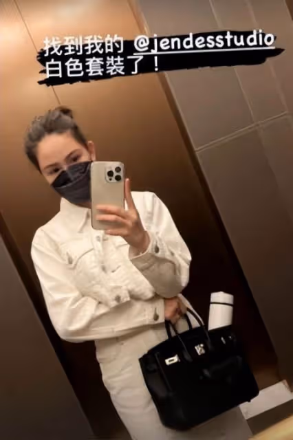 昆凌三胎後首曬照!穿牛仔套裝身材窈窕纖細,對鏡頭自拍也超愛美