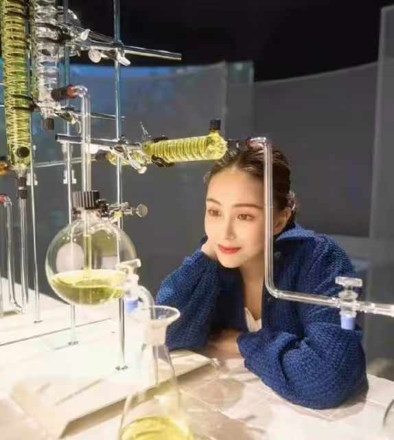 昆凌三胎後首曬照!穿牛仔套裝身材窈窕纖細,對鏡頭自拍也超愛美