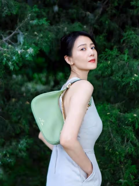 高圓圓街拍也怕輸!穿禮服比走紅毯都隆重,大秀纖細美背驚艷全場
