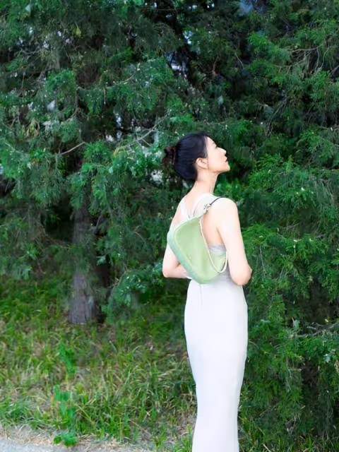 高圓圓街拍也怕輸!穿禮服比走紅毯都隆重,大秀纖細美背驚艷全場