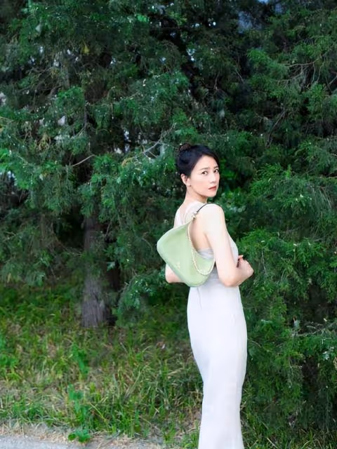 高圓圓街拍也怕輸!穿禮服比走紅毯都隆重,大秀纖細美背驚艷全場