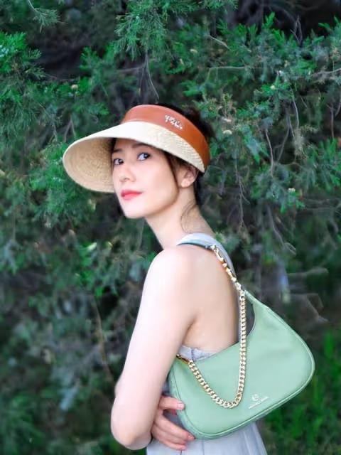 高圓圓街拍也怕輸!穿禮服比走紅毯都隆重,大秀纖細美背驚艷全場