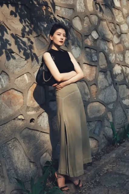 高圓圓街拍也怕輸!穿禮服比走紅毯都隆重,大秀纖細美背驚艷全場
