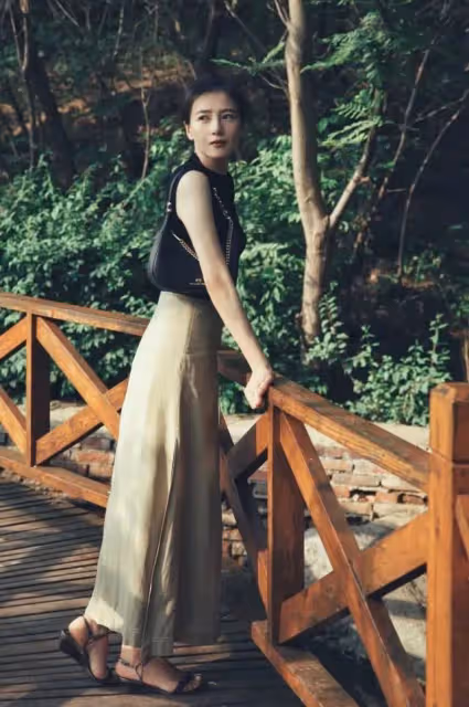 高圓圓街拍也怕輸!穿禮服比走紅毯都隆重,大秀纖細美背驚艷全場