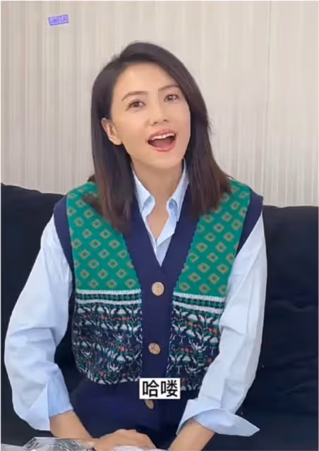 高圓圓街拍也怕輸!穿禮服比走紅毯都隆重,大秀纖細美背驚艷全場
