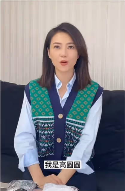 高圓圓街拍也怕輸!穿禮服比走紅毯都隆重,大秀纖細美背驚艷全場