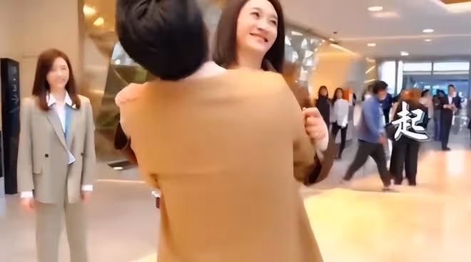 李小冉新劇花絮曝光!被靳東公主抱罕見含羞,穿大衣盡顯霸總范