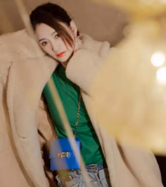 李小冉新劇花絮曝光!被靳東公主抱罕見含羞,穿大衣盡顯霸總范