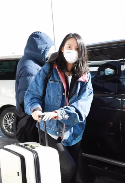 張梓琳高調秀恩愛!穿健美褲滑板顯九頭身比例,帥氣老公甘當配角