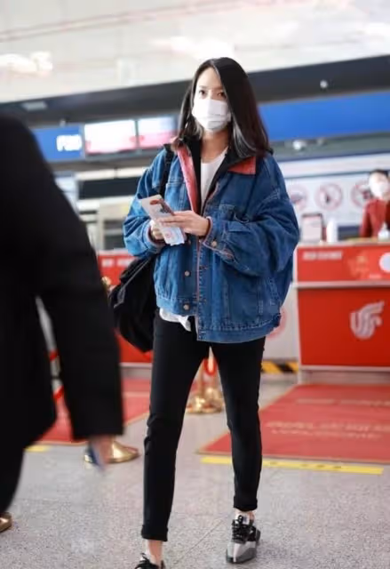 張梓琳高調秀恩愛!穿健美褲滑板顯九頭身比例,帥氣老公甘當配角
