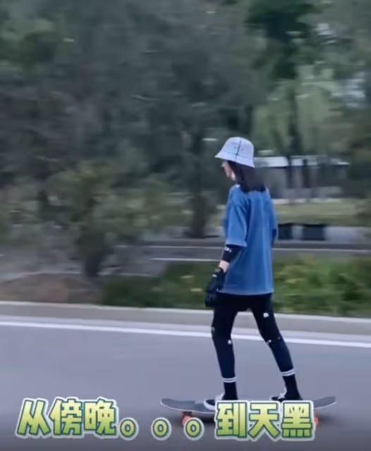 張梓琳高調秀恩愛!穿健美褲滑板顯九頭身比例,帥氣老公甘當配角