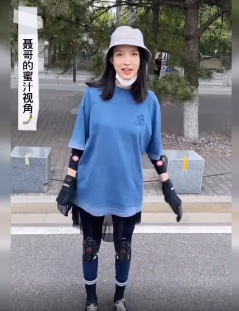 張梓琳高調秀恩愛!穿健美褲滑板顯九頭身比例,帥氣老公甘當配角