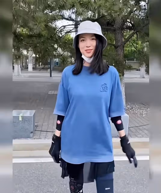 張梓琳高調秀恩愛!穿健美褲滑板顯九頭身比例,帥氣老公甘當配角