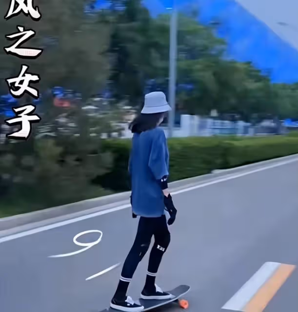張梓琳高調秀恩愛!穿健美褲滑板顯九頭身比例,帥氣老公甘當配角