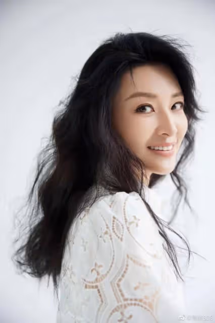 周濤首次主演電視劇殺青!穿著大氣又隨意范,皮膚細膩白皙氣質絕