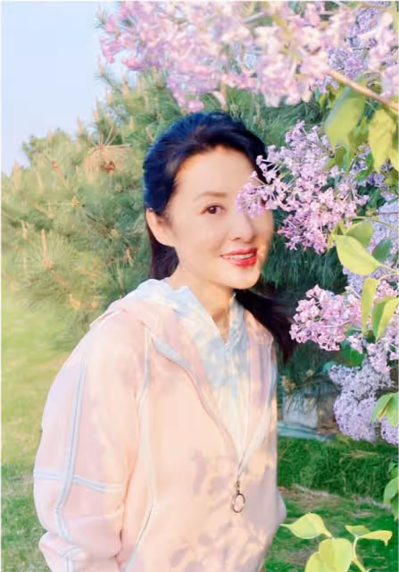 周濤首次主演電視劇殺青!穿著大氣又隨意范,皮膚細膩白皙氣質絕
