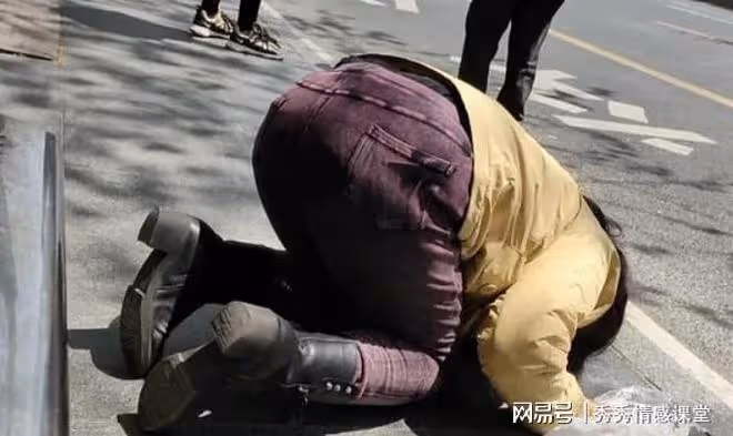 高考落榜後我被弟弟嘲笑,如今我倆處境天壤之別,母親給我跪下了