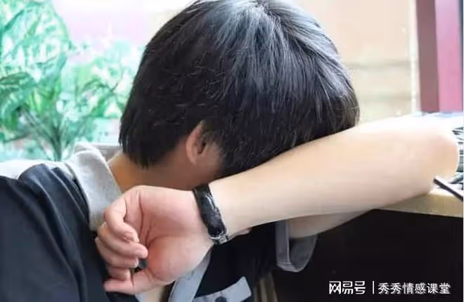 高考落榜後我被弟弟嘲笑,如今我倆處境天壤之別,母親給我跪下了