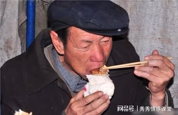 高考落榜後我被弟弟嘲笑,如今我倆處境天壤之別,母親給我跪下了