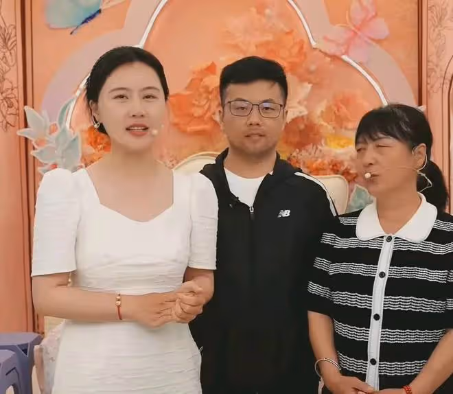 哥哥結婚為沖喜,講品尷尬,相宜被贊女版董宇輝,帶貨全家上陣!