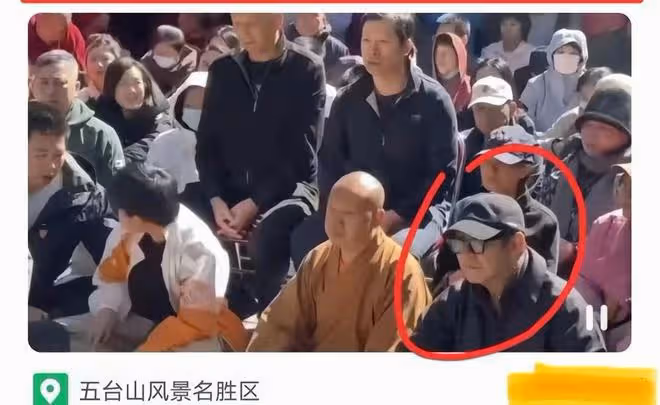李連杰五台山禮佛,髒兮兮的,走路艱難需攙扶!林虎大師親自接待